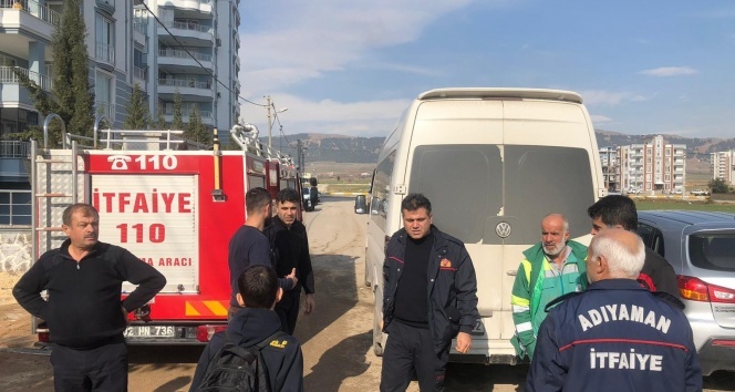 Minibüsün altında kalan kadın yaralandı