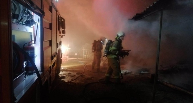 Odun deposu yangını eve sıçramadan söndürüldü