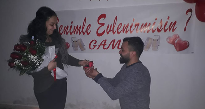 'Son duanı et' deyip evlenme teklifi yaptı