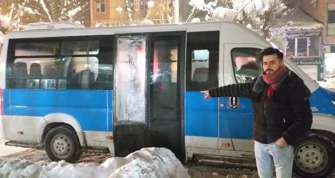 Servis minibüsünün camını kırarak 300 TL çaldılar