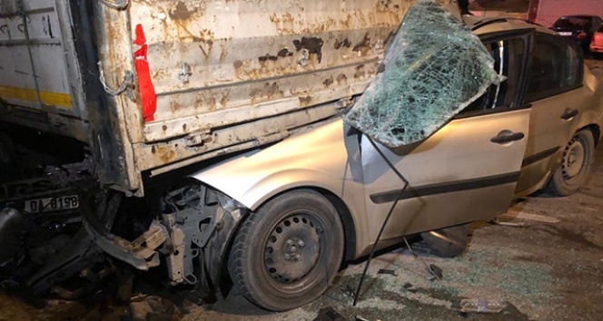 Otomobil tır'ın altına girdi: 1 ağır yaralı