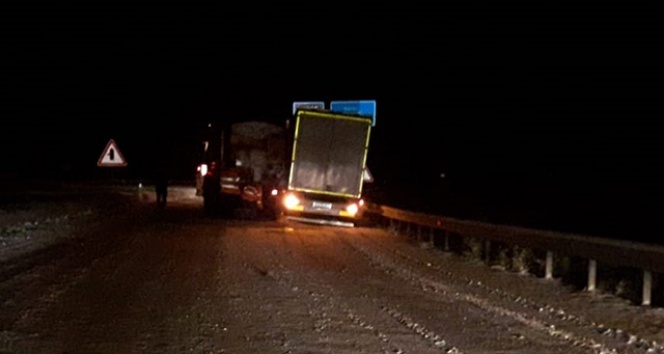 Kar küreme aracı kaza yaptı, yol bir süre trafiğe kapandı