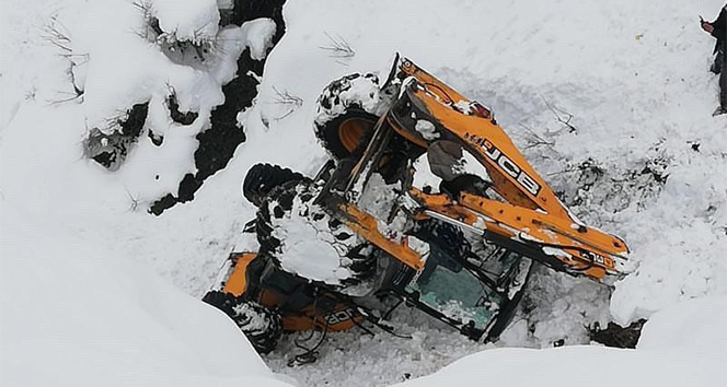 Kardan kapanan yolu açmaya çalışan iş makinesi şarampole devrildi: 1 yaralı