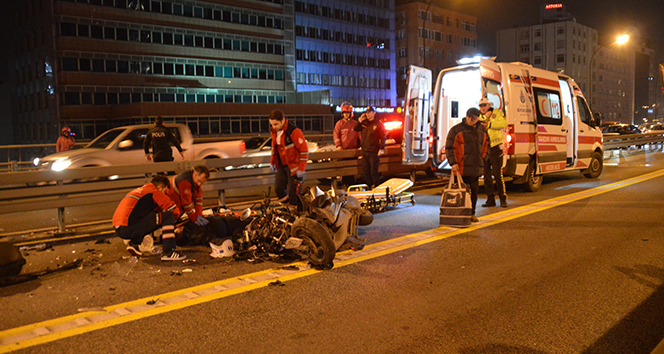 Metrobüs yolunda akıl almaz kaza, metrobüs motosiklete çarptı