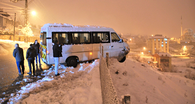 Direksiyon başında kalp krizi geçirdi, minibüs tellere asılı kaldı