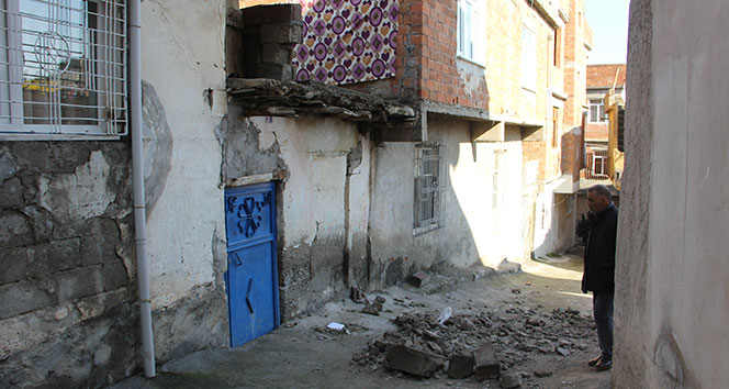 Duvar çöktü anne ve kızı altında kalarak ağır yaralandı