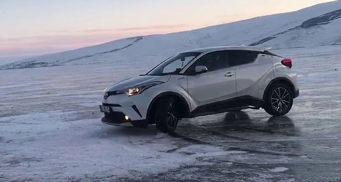Donan göl üzerinde aracıyla drift yaptı