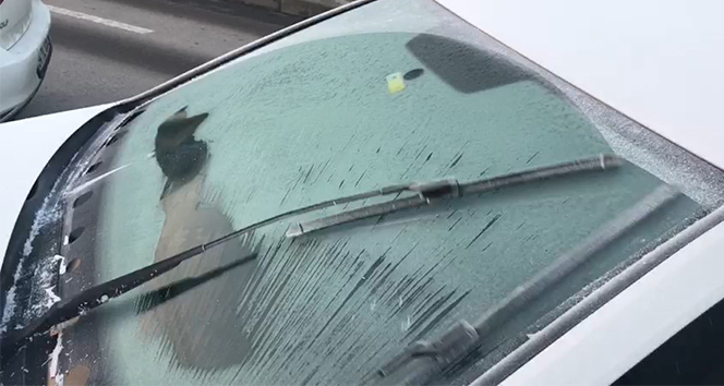 Sıcaklık gece 0'ın altına düştü, arabaların camları buz tuttu