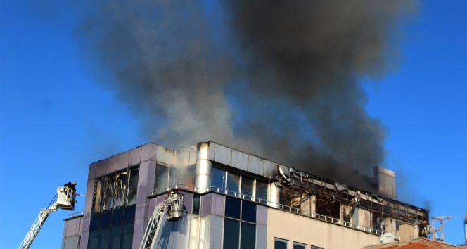 İş merkezindeki korkutan yangın kontrol altına alındı