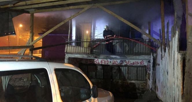 Başkent'te 2 katlı evde yangın çıktı: 4 yaralı