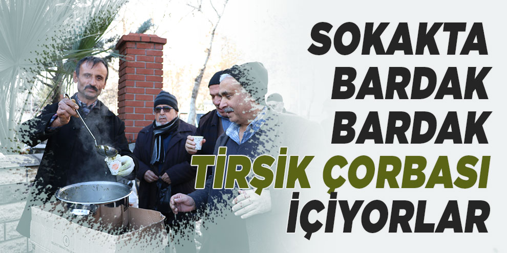 Sokakta bardak bardak tirşik çorbası içiyorlar