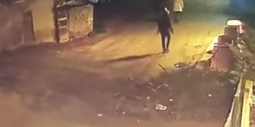 Pendik'te yaşlı kadının çantasını çalan kapkaççı kamerada