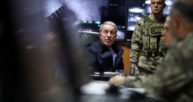 Bakan Akar, TSK'nın komuta kademesiyle Suriye sınırına gitti