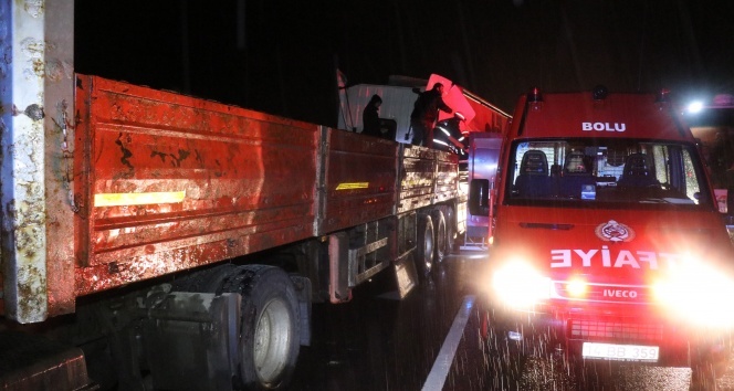 Boru yüklü tıra ok gibi saplandı!
