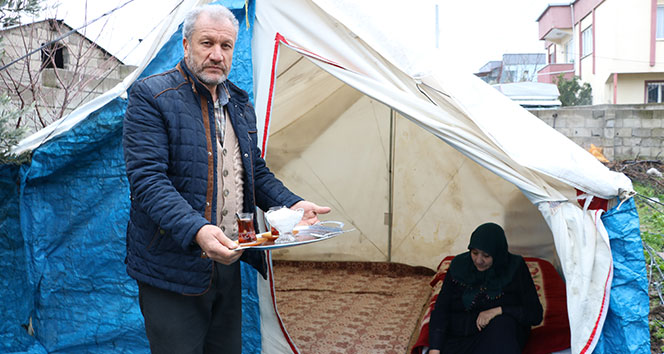 Deprem korkusundan çadırda yaşamaya başladılar