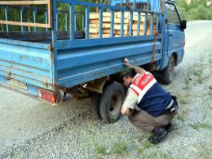 BABASININ KULLANDIĞI KAMYONETİN ALTINDA KALDI