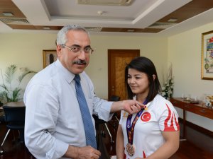 DEVECİ'DEN KENGER'E ÖDÜL