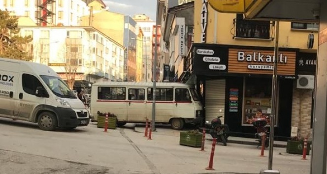 Freni boşalan minibüs, bir dükkanın duvarına çarparak durabildi