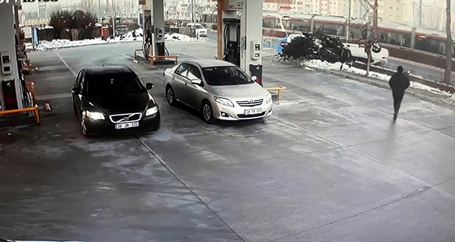 Direksiyon hakimiyeti kaybolan araç böyle takla attı