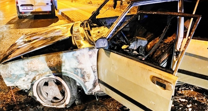 Seyir halindeki otomobil yandı