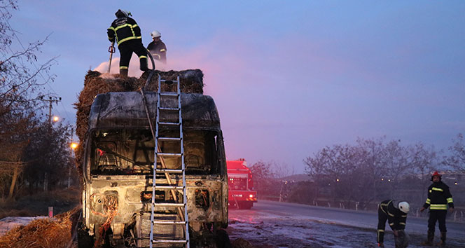 Saman balyası yüklü tır yandı