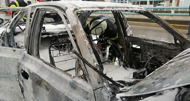 Alev alev yanan LPG'li otomobil küle döndü