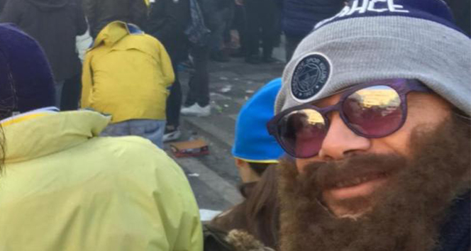 Eski futbolcu kılık değiştirerek derbiyi izledi