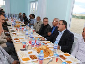 AFŞİN BELEDİYESİ İFTAR SOFRASINI HÜYÜKLÜ MAHALLESİNDE KURDU