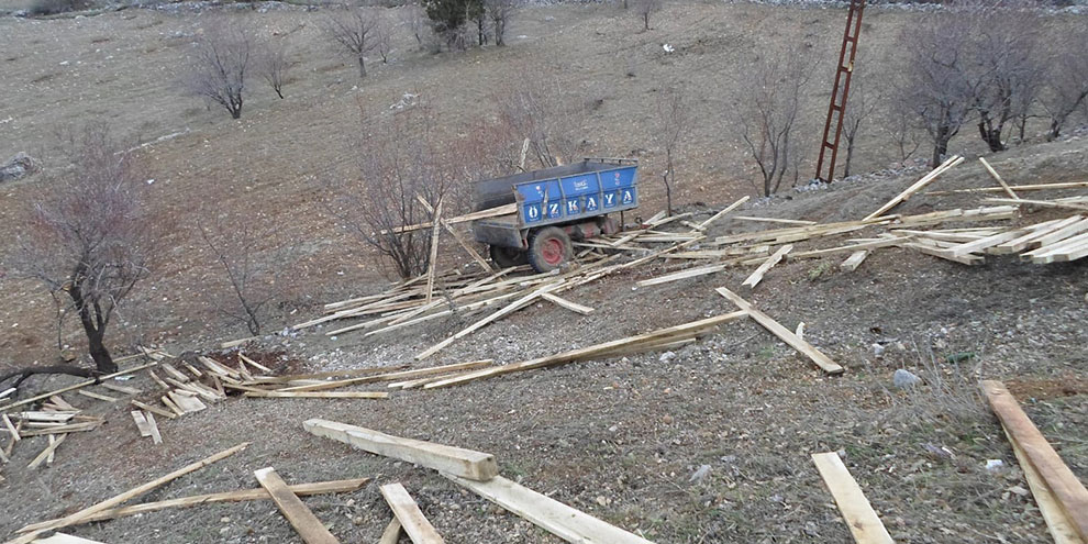 Traktör uçuruma yuvarlandı: 3 yaralı