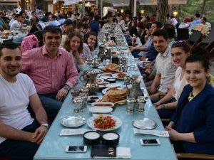 DULKADİROĞLU AİLESİ İFTARDA BULUŞTU