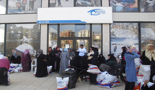 KİMSE YOK MU DERNEĞİ, ÇADIR KENT'TE AŞURE DAĞITTI