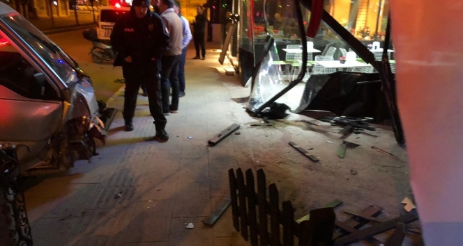 Minibüs dükkana girerek durabildi