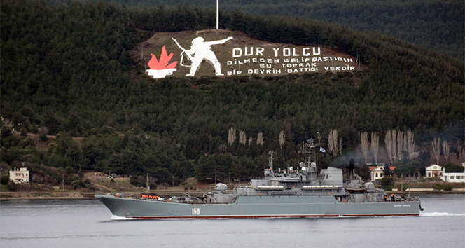Rus savaş gemisi Çanakkale Boğazı'ndan geçti