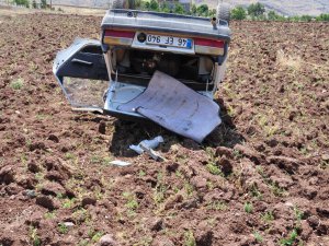 GENÇLERİN OTOMOBİLLE GEZİSİ KAZAYLA BİTTİ