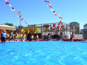 7 Okula oyun parkurlu yüzme havuzu