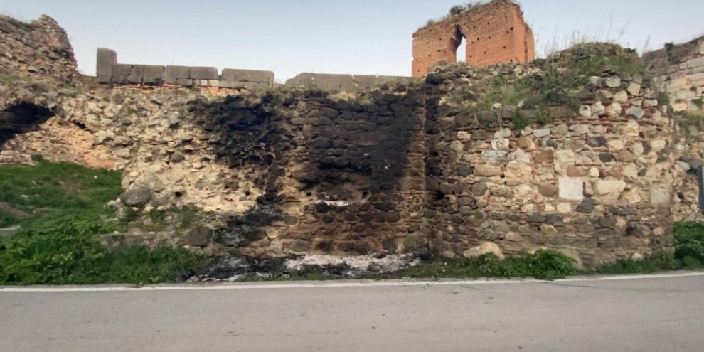 Tarihi surlara zeytin dalı yakıp zarar verdiler