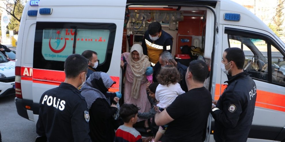 Ocakta unutulan yağ parladı, mutfak yandı