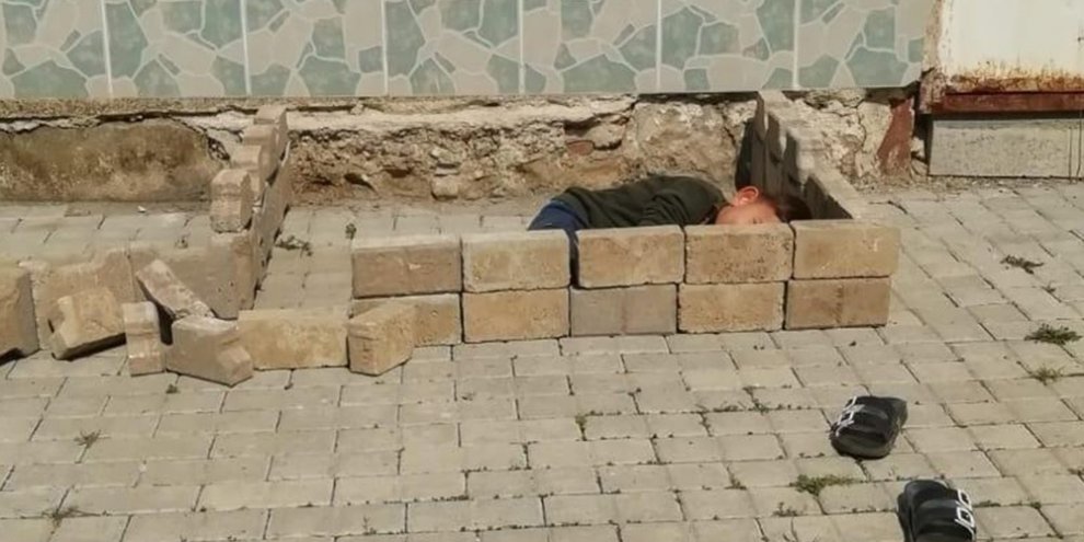 Sokakta oynarken polisleri görünce, yaptığı eve böyle saklandı