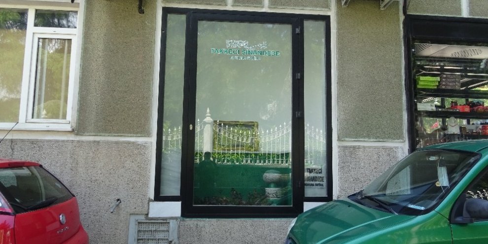 5 katlı apartmanın altındaki yatır görenleri şaşkına çeviriyor