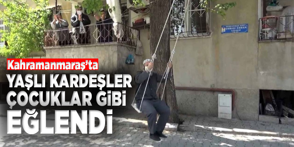 Yaşlı kardeşler salıncakta çocuklar gibi eğlendi