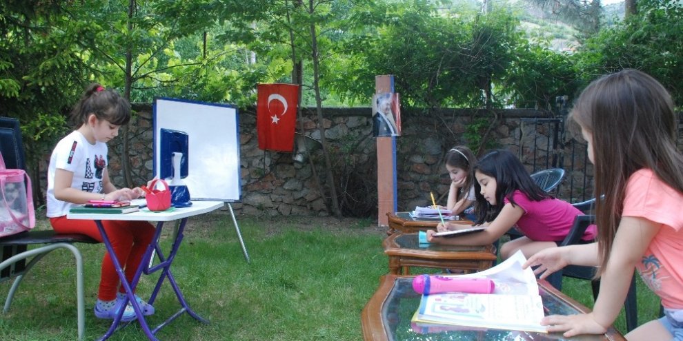 Çok özledikleri okullarını oyunlarına taşıdılar