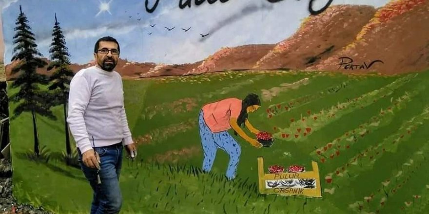 38 yıldır duvarları resimleriyle güzelleştiriyor