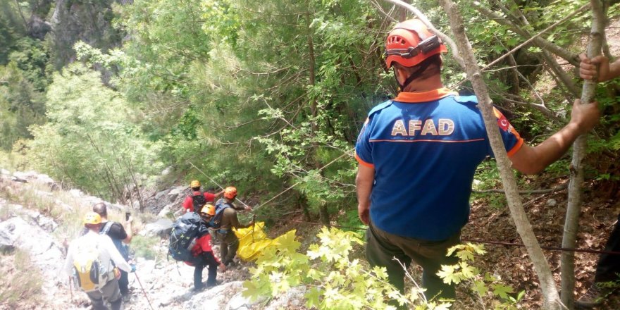 Kayalıklardan düşen dağcının cansız bedeni çıkarıldı