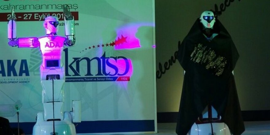 'Sim sırma' defilesinde robotlar yürüdü