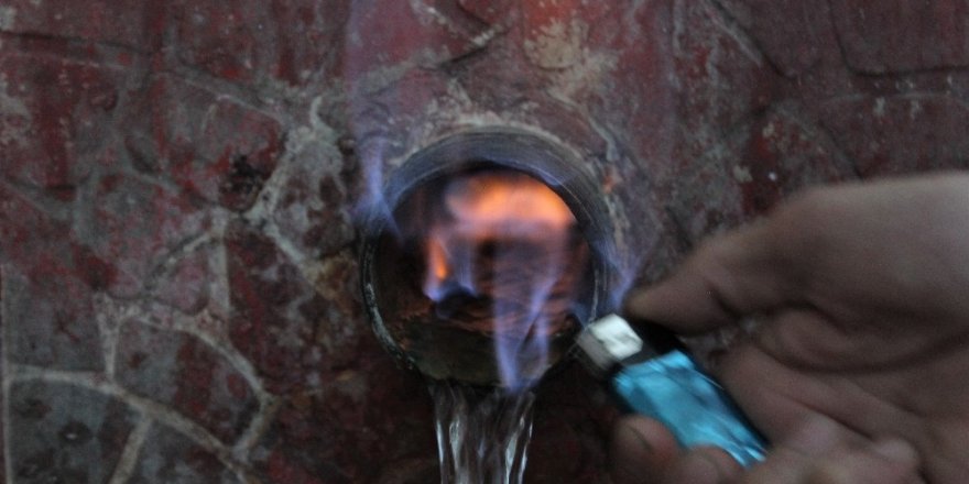 Görenler gözlerine inanamıyor...Bu çeşmenin suyu alev alev yanıyor