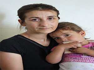 İKİ ÇOCUĞUYLA YARDIM BEKLİYOR