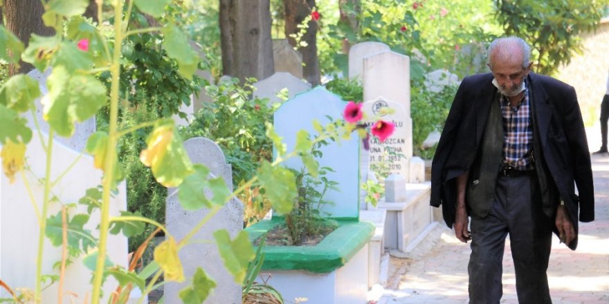 10 yıldır eşinin mezarını her gün ziyaret ediyor