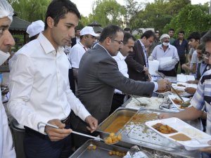 BÜYÜKŞEHİR BELEDİYESİ,  AFŞİN’DE İFTAR SOFRASI KURDU