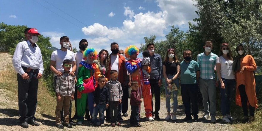 Köy köy gezip çocuklara oyuncak dağıtıyorlar