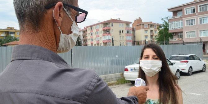 Taksisine ateş ölçer aldı, ateşi olanı aracına almıyor